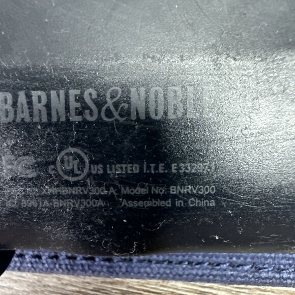 Barnes & Noble Nook Reader W/ Simple Touch BNRV300 Wi-Fi 6in Black W/ White Trim - Picture 3 of 6